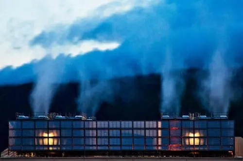 El vapor se eleva por encima de las torres de refrigeración del centro de datos The Dalles en Oregón